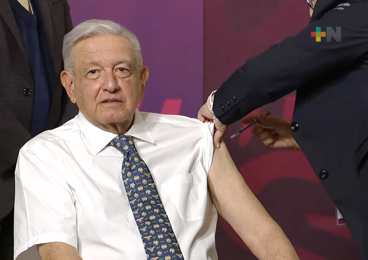 Presidente López Obrador es vacunado contra influenza y covid-19